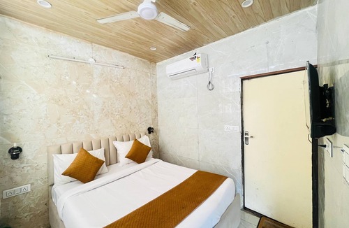 Nizamuddin East Hotel | Roomshala Sun Residency - Nizamuddin