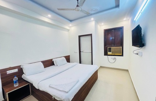 Nizamuddin East Hotel | Roomshala Sun Residency - Nizamuddin