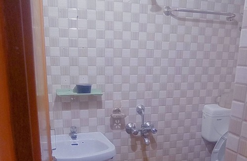 South Dum Dum Apartment | Rustic 2BHK Flat in Dum Dum Kolkata with AC
