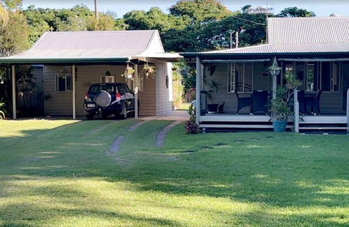 Toogoom Cabin | Sandy Toes Beachside Pad-Walkway to Toogoom Beach-Sleeps 4-BBQ-Plunge Pool
