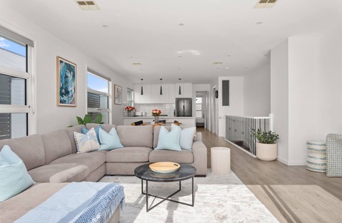 Williamstown House | Seagulls Nest - Beautiful spacious pet friendly home next to the ocean