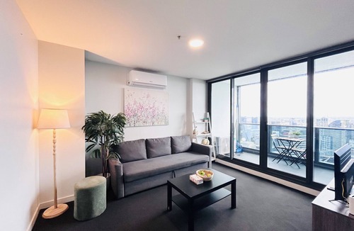 Melbourne Central Business District Apartment | SeaView/2Baths/Balcony/1 Min To Southern Cross Station/FREE(Pool/Sauna/GYM/Tram)