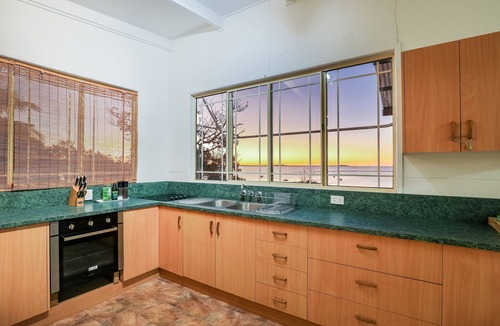 Seventeen Seventy House | Seaview 2BDR Close to Beaches, Marina & Local Favourites Beautiful View