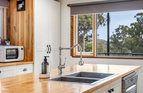 Deep Bay Apartment | Secluded Huon Valley Lodge with Hot Tub & Cottage