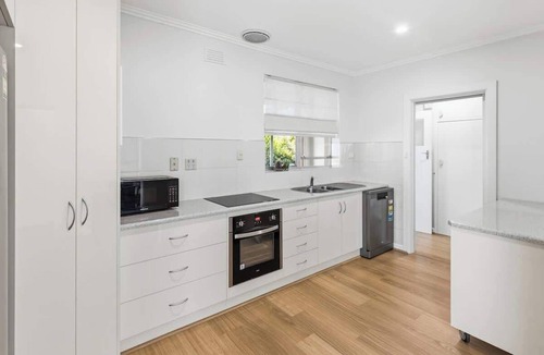 Mount Gambier House | Seednest Blue Lake King Bed & BBQ Backyard