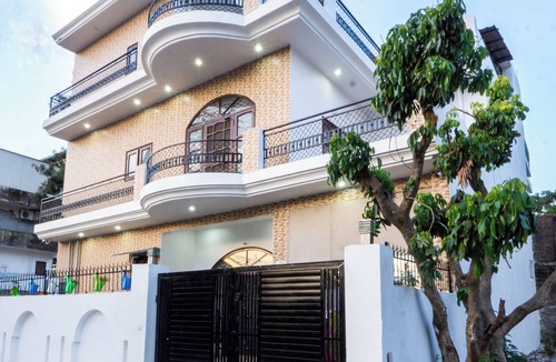 Bullawala House | Serene 2-bedroom with AC and Kitchen in vibrant Dehradun