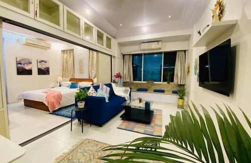 Girgaon Apartment | Serene Oasis: 1 BHK with Parking in Bandra/Khar