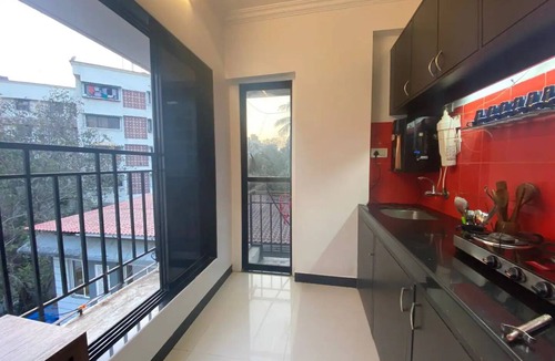 Pali Hill Apartment | Serene Oasis near Bandra Seafront with Parking - R2n