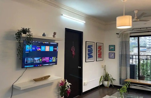 Pali Hill Apartment | Serene Oasis near Bandra Seafront with Parking - R2n