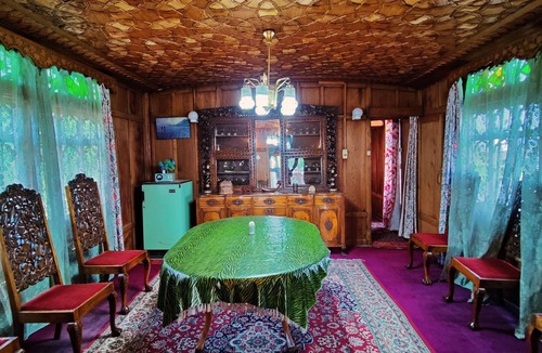 Dal Lake Boat Rental | Shiraz Deluxe Houseboat