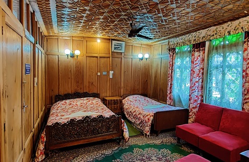 Dal Lake Boat Rental | Shiraz Deluxe Houseboat