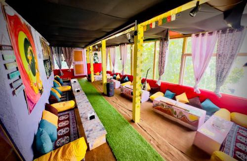 Tosh Hostel | Shivaay homestay,cafe