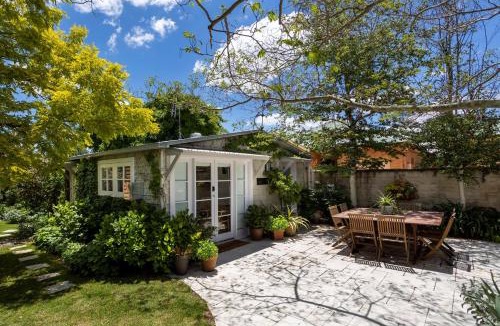 Orange Apartment | Silk Tree Studio - Steps to Cook Park