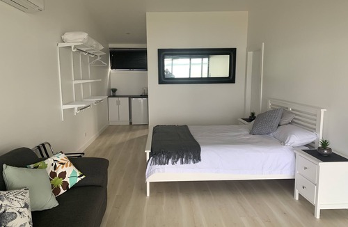 Whitsundays Resort | Sinclair Bay Resort (Unit 2) - Peaceful waterfront retreat on private estate