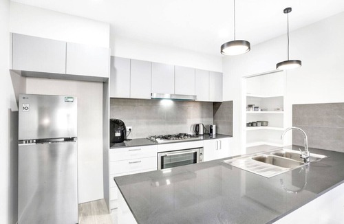 Trinity Beach House | Skippers Rest- Modern 5-Bedroom Coastal Retreat with Pool – Ideal for Families & Groups!