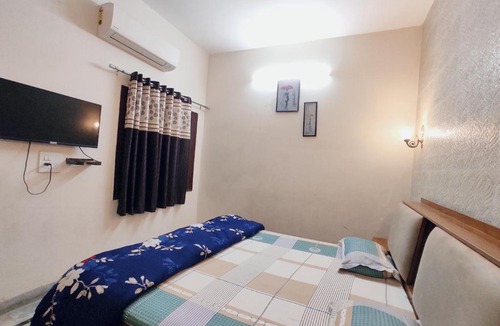 Jalandhar Hotel | SKY INN GUEST HOUSE - Smart Budget Rooms Near DAV Collage, HMV, Maqsudan, Sabzi Mandi, Grain Market, NIT, Verka Plant, Workshop Chowk - For Corporates, Familes, Couples