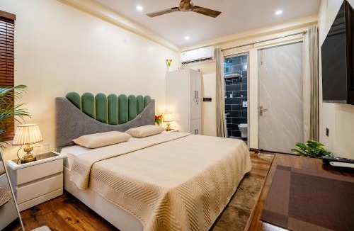 South West House | Sky Nest, Room in Terrace