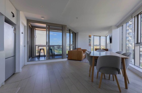 Flemington Apartment | Skyline-View 2-Bed Apartment Near Flemington