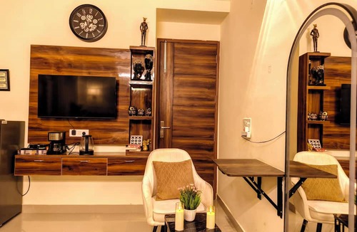 Gurugram Apartment | SkyNest stays- A unique terrace garden | Near cyber hub galleria market |