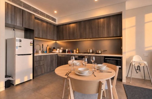 Lidcombe Apartment | Sleek Manhattan-Style 1BR 1CAR Close to Stadium