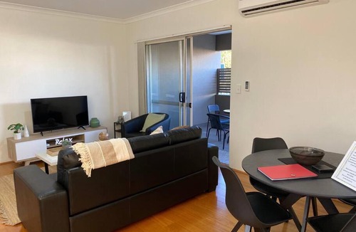 Cloverdale Apartment | Smart Modern Close City/Airport WIFI/Park/Netflix