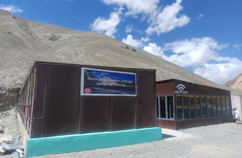 Leh Hotel | snow land wooden cottage