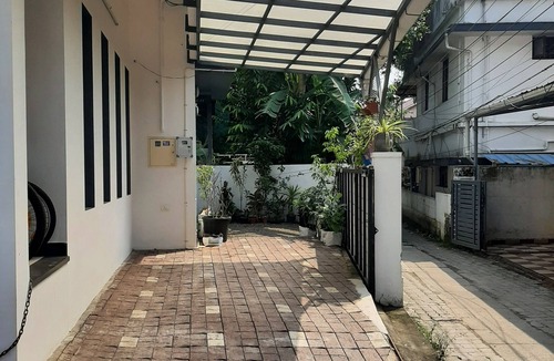 Edapalli House | Spacious 1BHK Private space - first floor , Near Lulu Mall Edappally Kochi