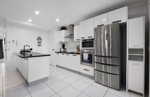 Southport Apartment | Spacious 2-Bed Stay on Marine Parade