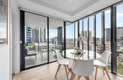 South Brisbane Apartment | Spacious 2BR Apt on Fish Lane with Pool and Parking!