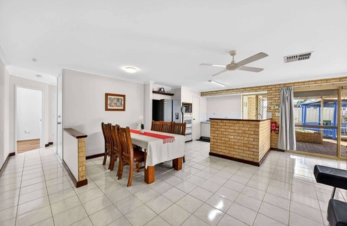 Dudley Park House | Spacious 4-Bed House with Private Garage