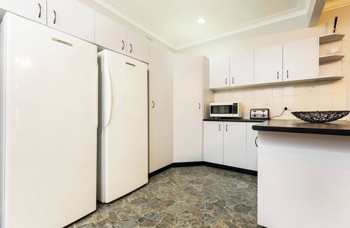 South Albury House | Spacious 4-bedroom house in quaint South Albury