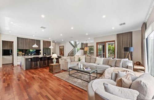 Doncaster House | Spacious 4BR Home Steps to Buses Westfield Doncaster