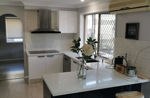 Eight Mile Plains House | Spacious 5 bed house with pool
