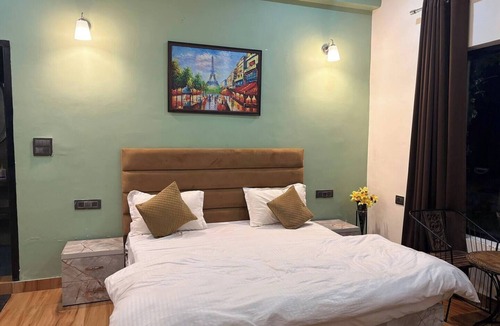 Gurugram House | Spacious 5-bedroom farmhouse in cool Gurugram with AC, WiFi