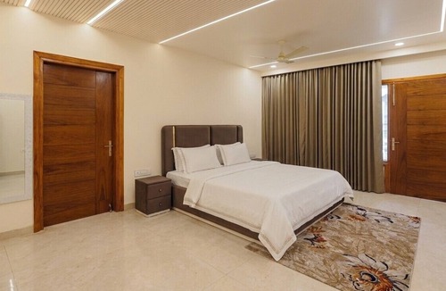 Gurugram House | Spacious 5-bedroom farmhouse in tranquil Gurugram with AC