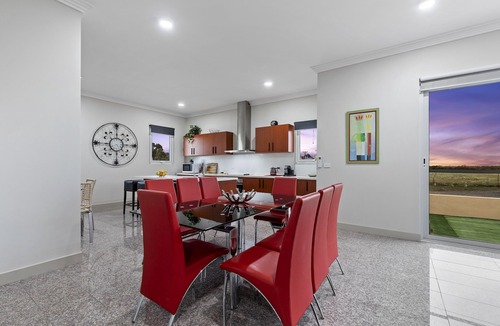 Bulla House | Spacious 5-Bedroom Home Near Melbourne Airport & Calder Park, *EV Charger