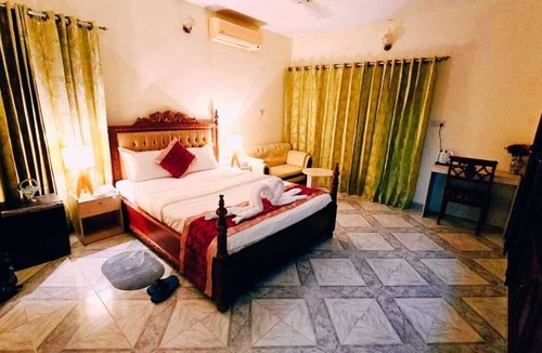 Dhaka Apartment | Spacious 6-bedroom hotel suites in charming Dhaka with WiFi, AC