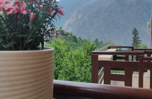 Manali House | Spacious 6-bedroom house with AC, WiFi in charming Sajla, Manali Road