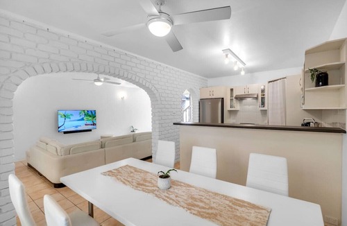 Cairns North Villa | Spacious and Central - 3 bedroom, 2 bathroom Townhouse with Swimming Pool and Carpark