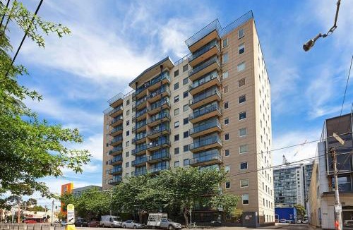 South Melbourne Apartment | Spacious apartment minutes from the CBD