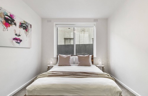 Saint Kilda South Apartment | Spacious apartment within minutes of Acland Street
