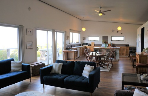 Flinders Council House | Spacious, comfortable home with a view!