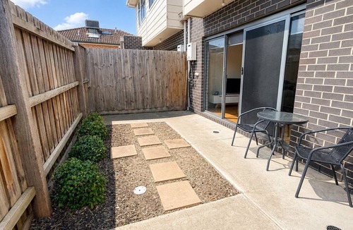 Glenroy House | Spacious Glenroy Apt 2BR Wi-Fi and Parking