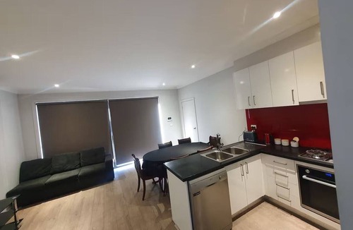 Altona Meadows House | Spacious n comfortable modern family home near Train Station with free wifi
