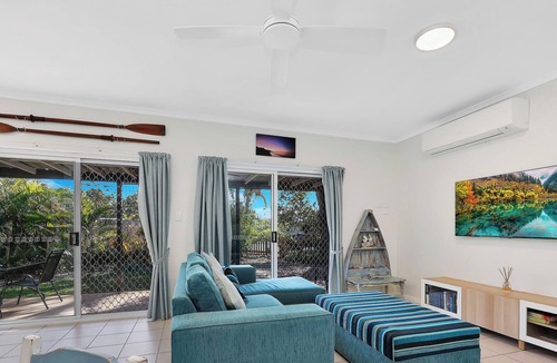 Woodgate Villa | Spacious Open Plan Villa with Complex Pool