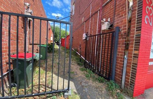Northcote Apartment | Spacious Studio in Quiet Northcote Neighbourhood