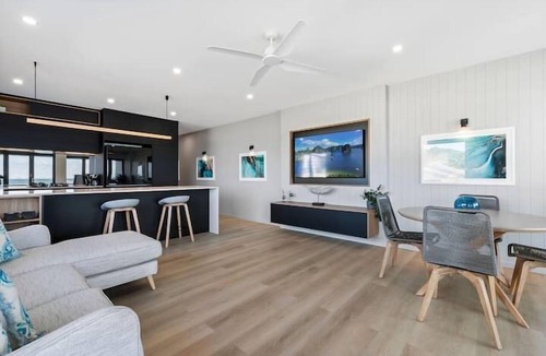 Coolum Beach Apartment | SPECTACULAR "THREE BAYS"