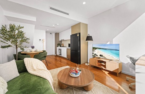 Camperdown Apartment | Split-Level Stay/Walk to RPA & Sydney Uni
