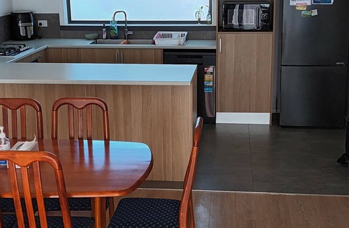 West Footscray House | Sredna Home 🏡 3-bedrooms townhome with WiFi, AC in Welcoming West Footscray