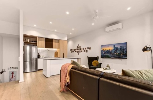 Coburg Apartment | StayCentral - Boulevard Gardens (Coburg) - Sacramento Way, Coburg - 3 Bedrooms, 4 Beds, 2 Bathrooms, 2 secure undercover parking spots.